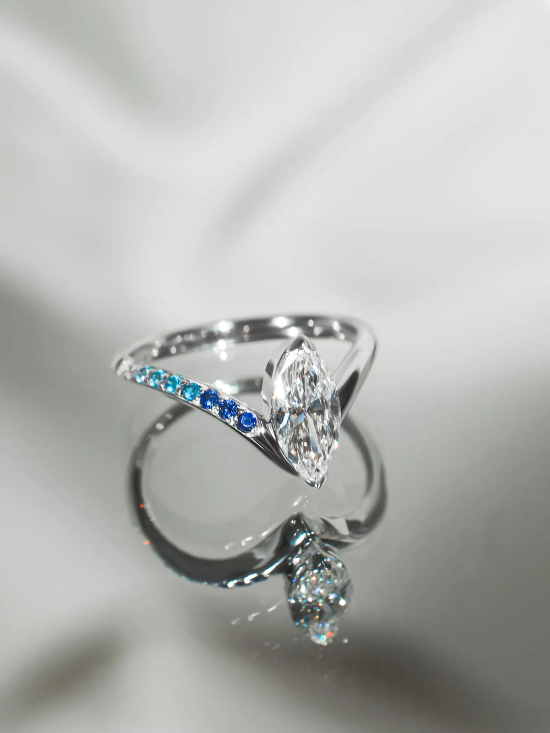 Elegant engagement ring with a distinctive centre stone